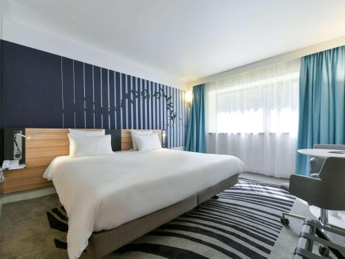 Säng eller sängar i ett rum på Novotel La Rochelle Centre