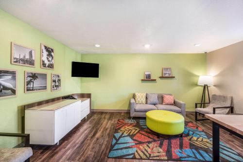 Μια τηλεόραση ή/και κέντρο ψυχαγωγίας στο WoodSpring Suites Bradenton