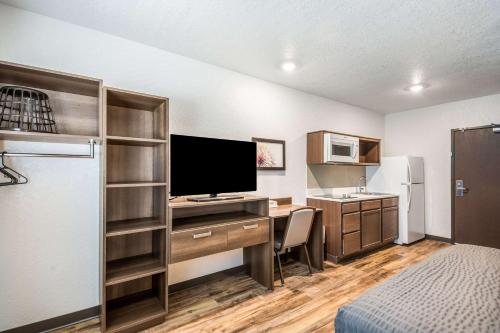 Μια τηλεόραση ή/και κέντρο ψυχαγωγίας στο WoodSpring Suites Bradenton