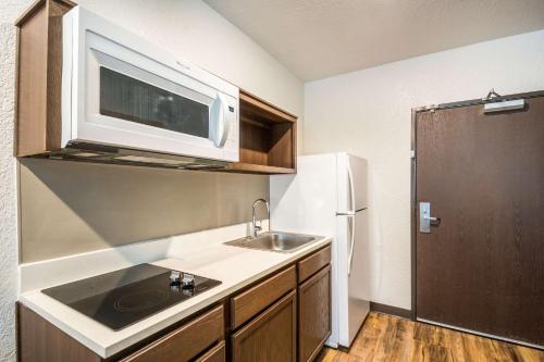 Η κουζίνα ή μικρή κουζίνα στο WoodSpring Suites Bradenton