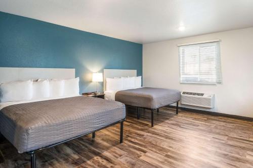 Ένα ή περισσότερα κρεβάτια σε δωμάτιο στο WoodSpring Suites Bradenton