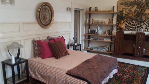 une chambre avec un grand lit avec des oreillers roses dans l'établissement Le Couvent du Vieux Port, à Marseille