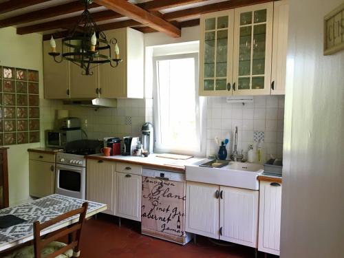 Кухня или кухненски бокс в Charmante ancienne maison garde-barrière Oise 25min Roissy