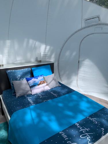 Bett in einem Zimmer mit Glaskuppel in der Unterkunft CHALET & MAISONS BULLES Deluxe in Bouillante