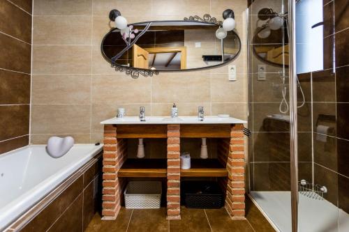 un baño con lavabo y espejo en Holiday Home Salva, en La Rinconada de la Sierra