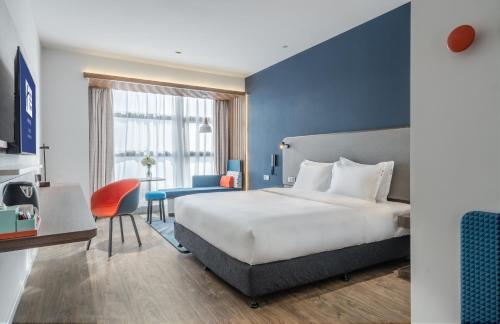 Ένα ή περισσότερα κρεβάτια σε δωμάτιο στο Holiday Inn Express Changsha Shifu by IHG
