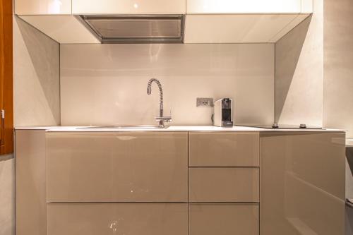uma cozinha com um lavatório e uma torneira em Studio San Marco R&R em Veneza