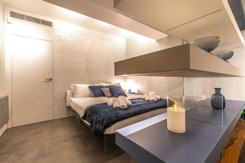 ein Schlafzimmer mit einem Bett und einem Tisch mit einer Kerze in der Unterkunft Studio San Marco R&R in Venedig