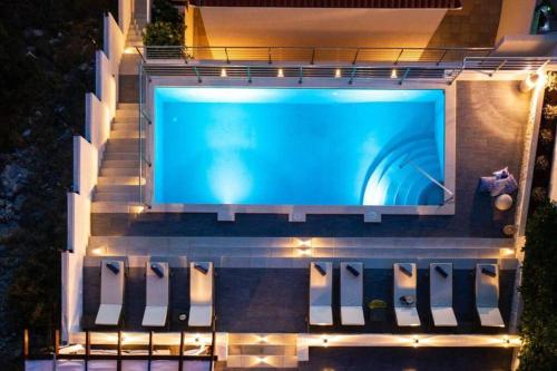 Utsikt mot bassenget på Luxury villa by the sea with heated pool eller i nærheten