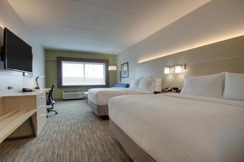 Holiday Inn Express & Suites Atlanta N - Woodstock, an IHG Hotel tesisinde bir odada yatak veya yataklar