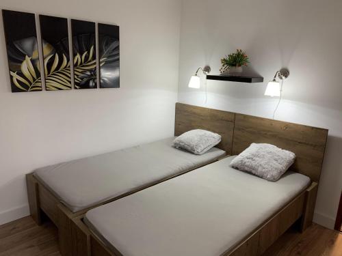 A bed or beds in a room at Várlak Apartman