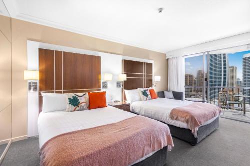 Pokój hotelowy z 2 łóżkami i balkonem w obiekcie Ocean-View Studio Near Beach with Rooftop Jacuzzis w mieście Gold Coast