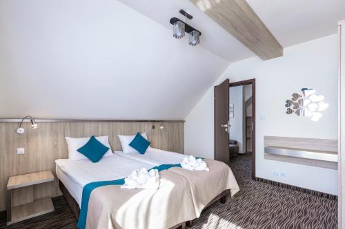 Postel nebo postele na pokoji v ubytování Krasicki Hotel Resort & Spa