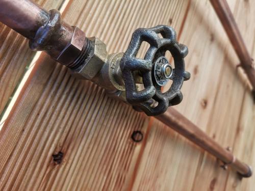 a metal door latch on a wooden wall at Casa de la Luna in Nettuno