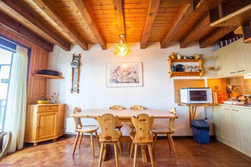 cocina con mesa y sillas en una habitación en Duplex en station vue sur lac Leman, en Thollon-les-Mémises