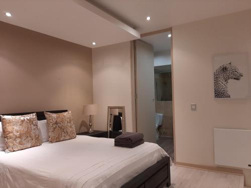Кровать или кровати в номере 4 on Pritchard Luxury Suites