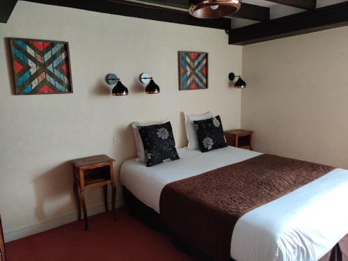 Postel nebo postele na pokoji v ubytování Hotel Du Tertre