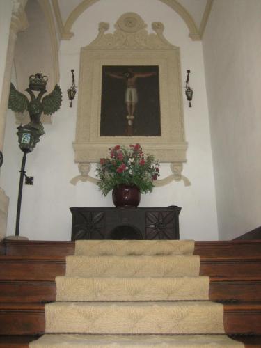 a staircase in a church with a vase of flowers at Palacio de la Rambla in Úbeda