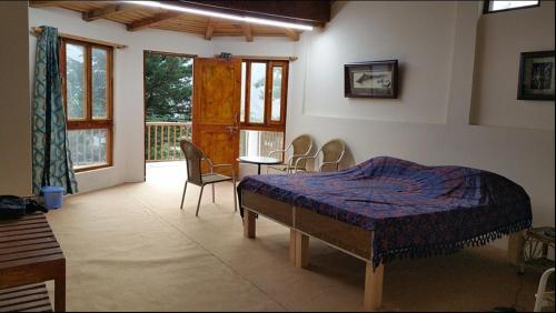 En eller flere senge i et værelse på Resort With Mesmerizing Mountain Views & Pine Trees