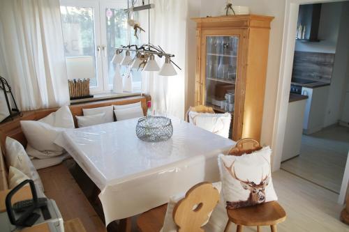 comedor con mesa blanca y sillas en Haus Sonnenblick, en Lam