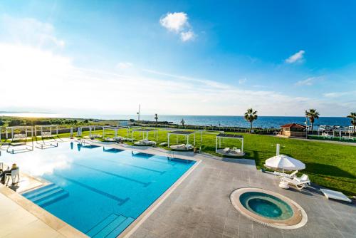 Výhľad na bazén v ubytovaní Aphrodite Beachfront Resort alebo v jeho blízkosti