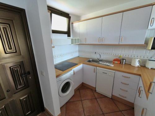 eine kleine Küche mit Waschmaschine in der Unterkunft Paradise Ocean View in Los Cristianos