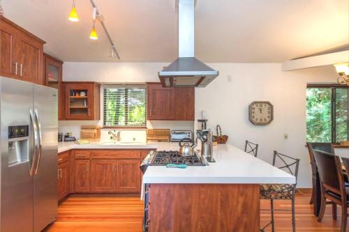 Η κουζίνα ή μικρή κουζίνα στο Absolute Zen! Redwoods! BBQ Grill! Fast WiFi!! Ping Pong!! Dog Friendly!