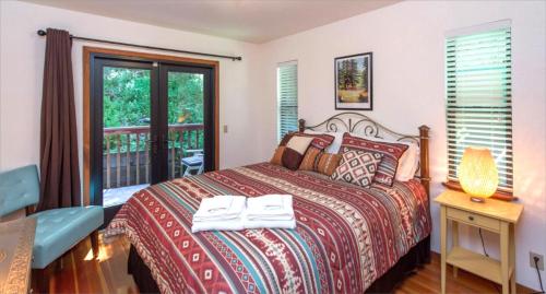 Afbeelding uit fotogalerij van Absolute Zen! Redwoods! BBQ Grill! Fast WiFi!! Ping Pong!! Dog Friendly! in Guerneville