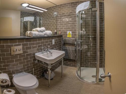 uma casa de banho com um WC, um lavatório e um chuveiro em Harper's Steakhouse with Rooms, Haslemere em Haslemere
