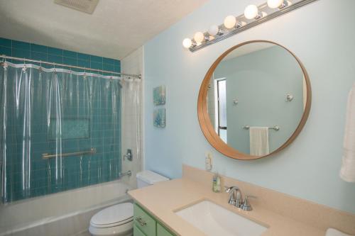 Ένα μπάνιο στο Knot-a-Care! Hot Tub!! Walk to Beach!! BBQ! Fast WiFi!!