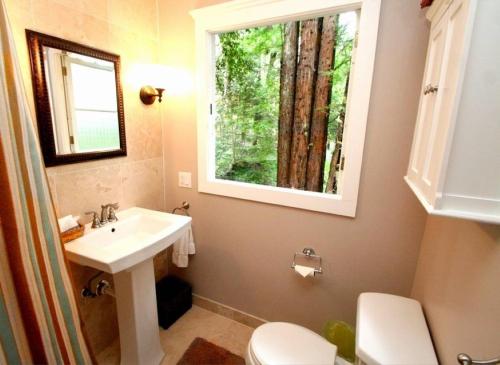 un bagno con lavandino e finestra di Little Red House! Redwoods! Hot Tub! BBQ! Fast WiFi!! Multiple Decks!! Near Golf Course!! Dog Friendly! a Guerneville