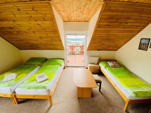 מיטה או מיטות בחדר ב-Apartments Lipno Serafin