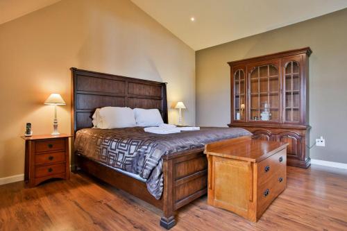Katil atau katil-katil dalam bilik di Tide Pool! PERFECT Location! AMAZING views! Short Walk to Beach! Hot Tub!! Game Room!! BBQ!! Fast WiFi!! Dog Friendly!