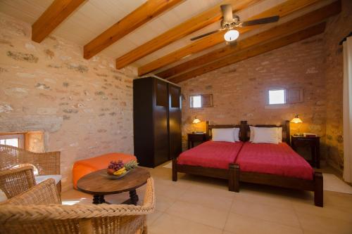 ein Schlafzimmer mit einem Bett und einem Tisch in einem Zimmer in der Unterkunft Son Coves Petit in Campos
