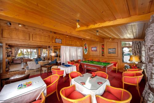 Meja biliard di Chalet-Hôtel Neige et Roc, The Originals Relais