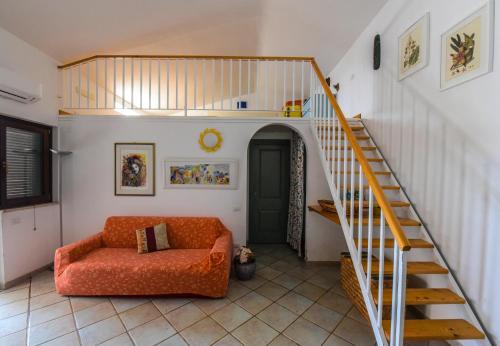 uma sala de estar com uma escada e um sofá em Basilicata Host To Host - SUNSHINE HOUSE - BORGO SAN BASILIO em Marina di Pisticci