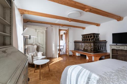 um quarto com uma cama, uma mesa e um piano em Holiday Lake em Bled