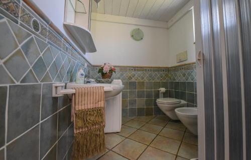 uma casa de banho com um lavatório e um WC em Basilicata Host To Host - SUNSHINE HOUSE - BORGO SAN BASILIO em Marina di Pisticci