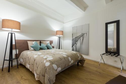 - une chambre avec un lit et deux lampes de chevet dans l'établissement Large one bedroom flat in the Old Town, à Nice