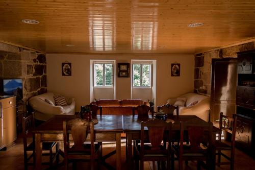 sala de estar con mesa y sofá en Casa dos Muiños, en Pontevedra
