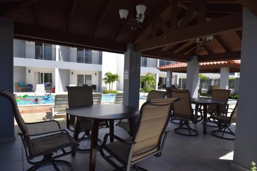 Kolam renang di atau dekat dengan Arena Condos Aruba - few steps from Eagle Beach!