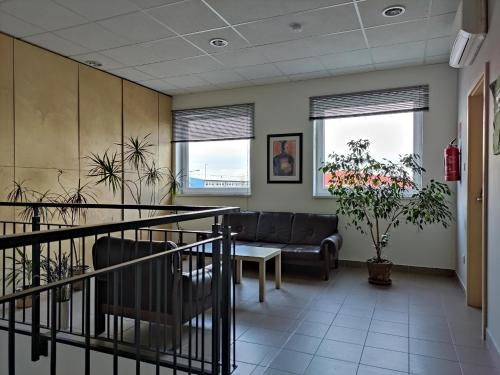 a waiting room with a couch and a table at Szilas Park Motel in Nagytarcsa