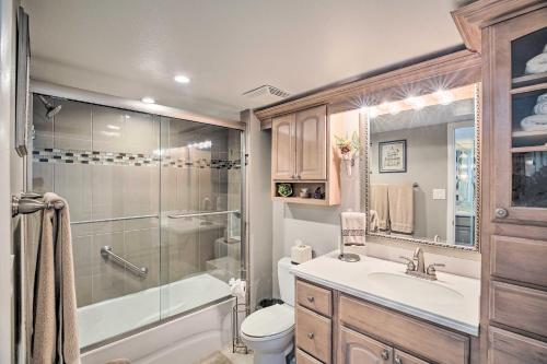 ein Badezimmer mit Dusche, Toilette und Waschbecken in der Unterkunft Sunny Siesta Key Condo with Beach Access and Pool! in Sarasota