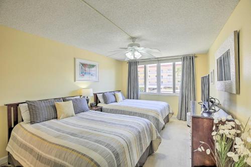ein Schlafzimmer mit zwei Betten und einem Fenster in der Unterkunft Sunny Siesta Key Condo with Beach Access and Pool! in Sarasota