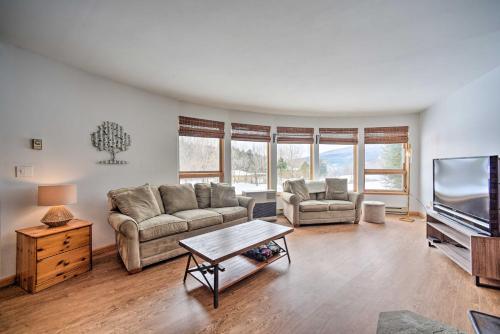 Μια τηλεόραση ή/και κέντρο ψυχαγωγίας στο Cozy Catskills Getaway with Yard and Mtn Views!