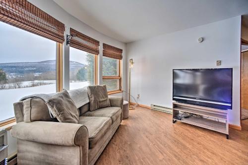 Μια τηλεόραση ή/και κέντρο ψυχαγωγίας στο Cozy Catskills Getaway with Yard and Mtn Views!