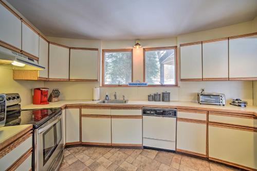 Η κουζίνα ή μικρή κουζίνα στο Cozy Catskills Getaway with Yard and Mtn Views!