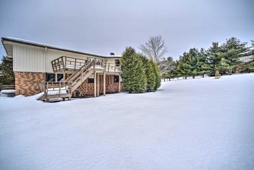 Το Cozy Catskills Getaway with Yard and Mtn Views! τον χειμώνα