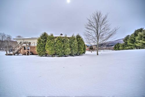 Το Cozy Catskills Getaway with Yard and Mtn Views! τον χειμώνα
