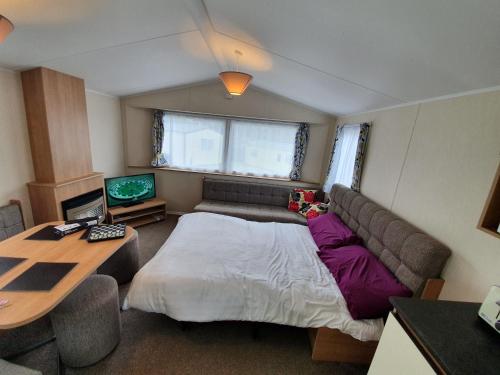 Gallery image of Cozy 3 bedroom Caravan, Sleeps 8, at Parkdean Newquay Holiday Park in Newquay